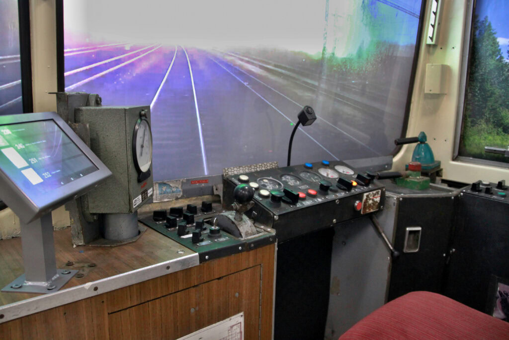 KZEL - 810 - kabina s ovladacimi prvky a projekci 2